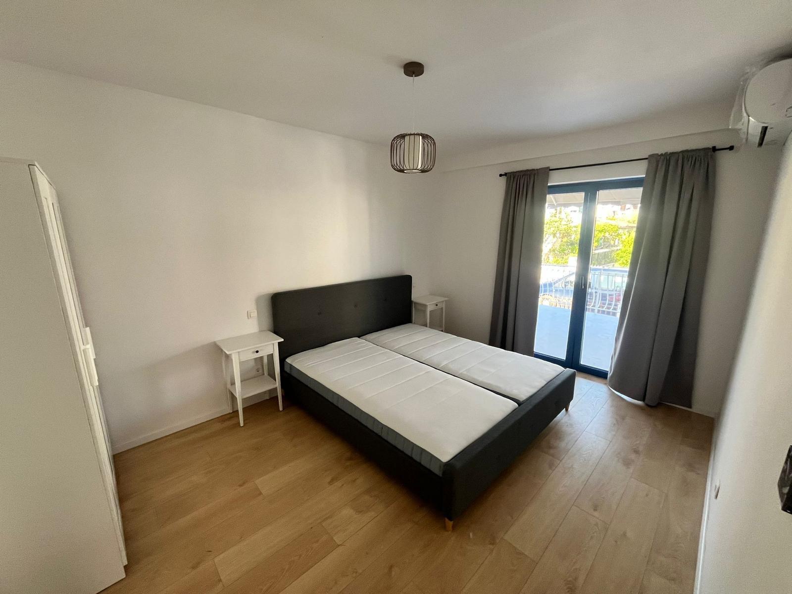 Spálňa v zrekonštruovanom apartmáne s manželskou postelou a vstupom na balkón