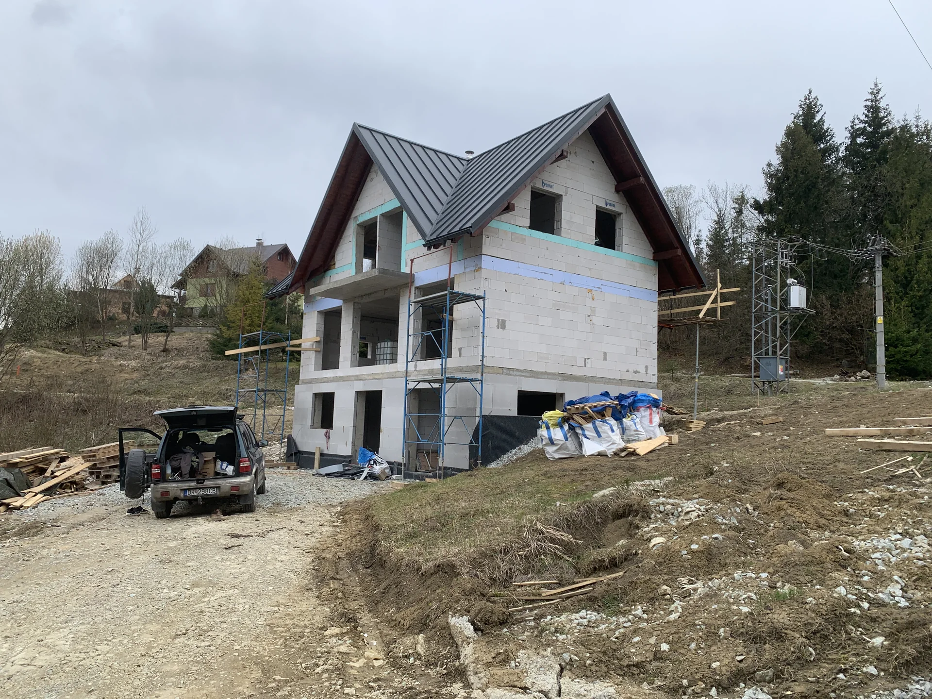 Celkový pohľad na rodinný dom v Benovej Lehote počas dokončovania hrubej stavby