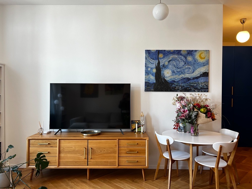 Obývacia časť s televízorom, komodou a jedálenským stolom v Dolnom Kubíne