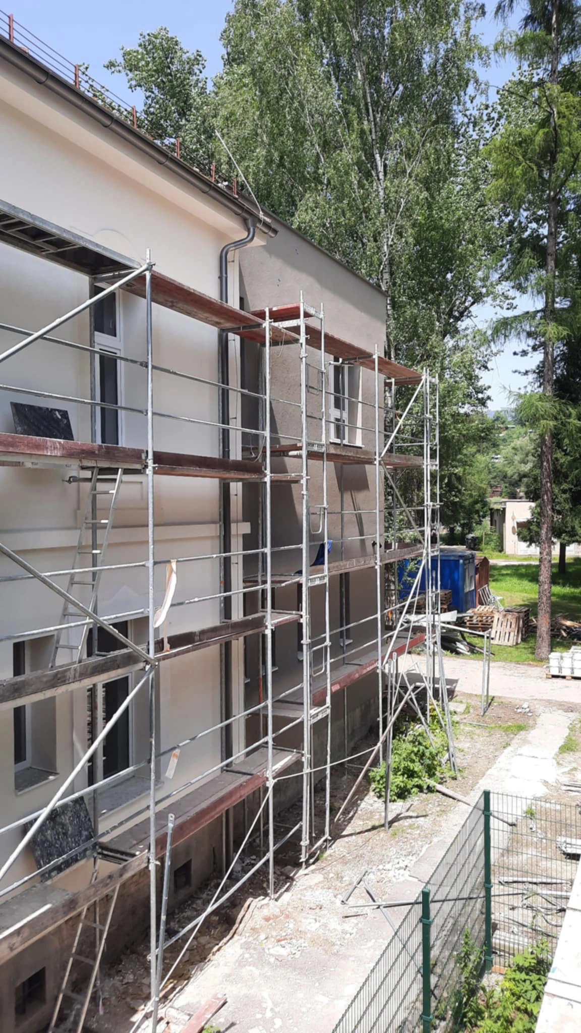 Lešenie pri fasáde Vojenskej nemocnice Ružomberok počas zatepľovania