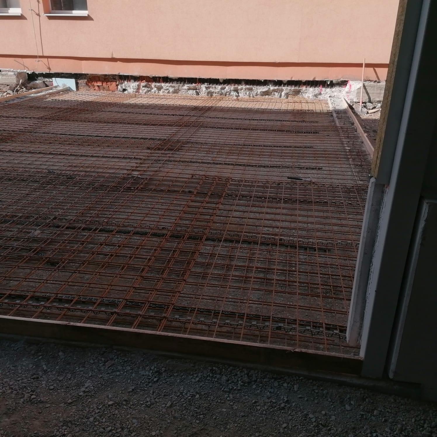Ocelová výstuž podlahy pred betonážou pri hale Martin