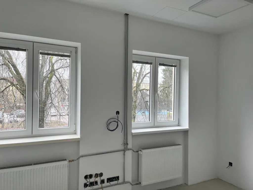 Miestnosť s novými oknami a radiátormi pred dokončením interiéru