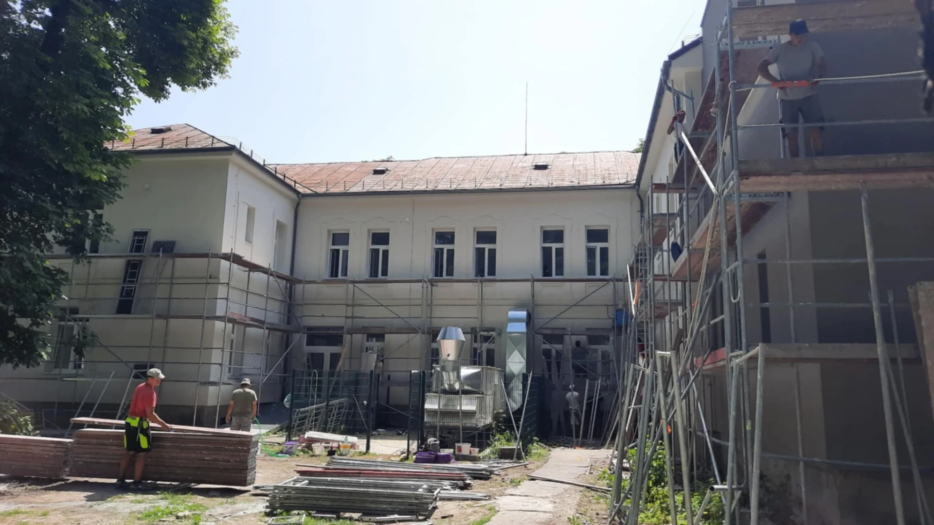 Stavenisko s lešením pri rekonštrukcii Vojenskej nemocnice Ružomberok