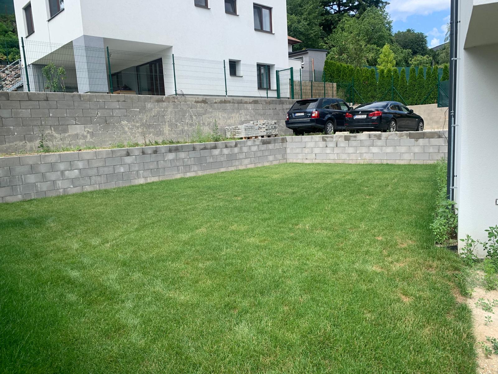 Záhrada rodinného domu v Bratislave s murovanými opornými stenami