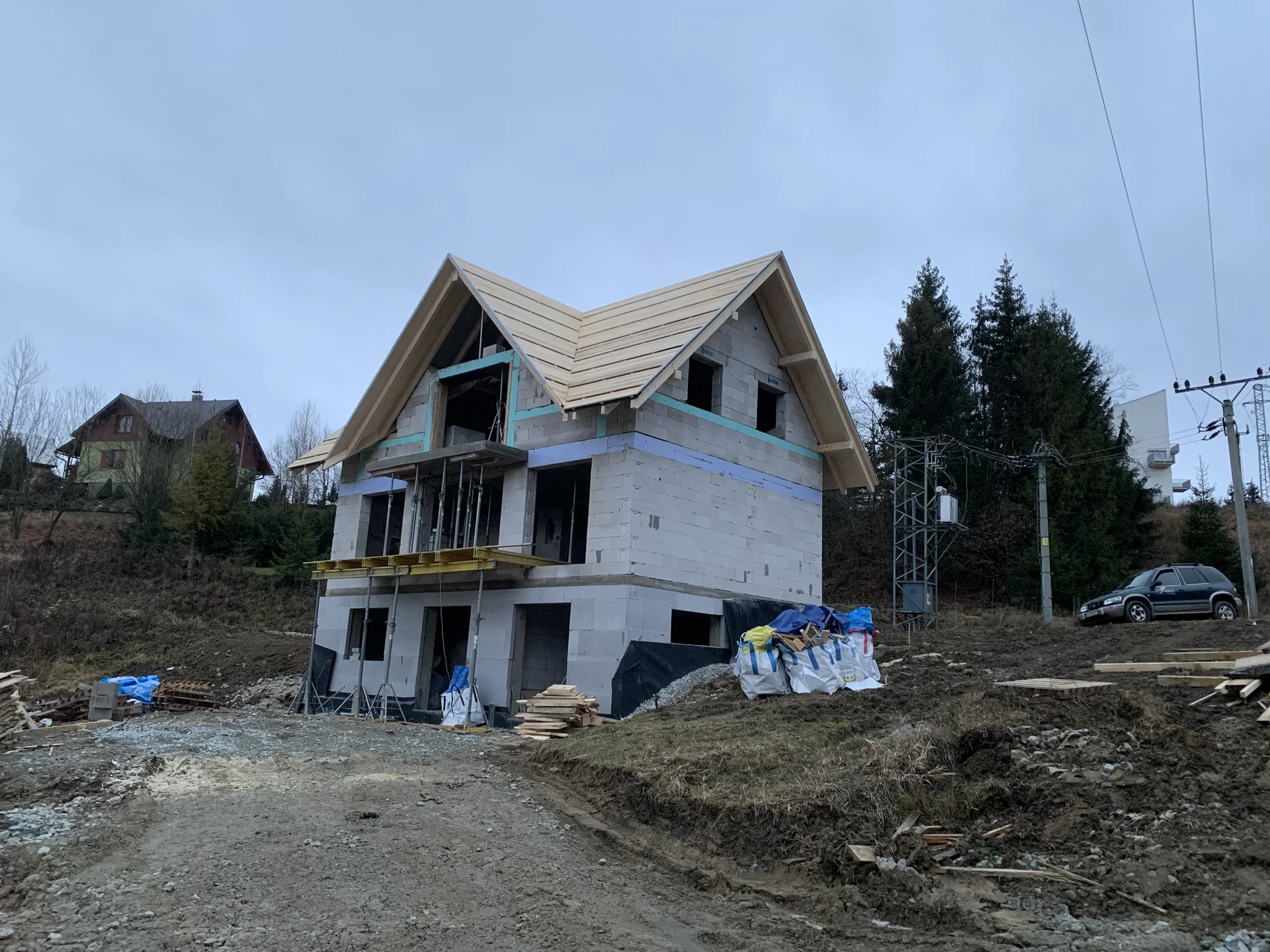 Drevený krov rodinného domu v Benovej Lehote z čelného pohľadu