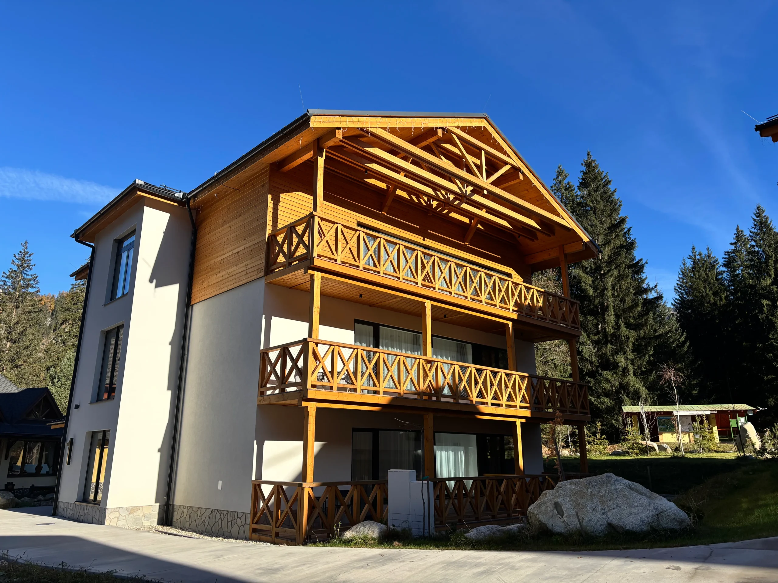 Chalet v Jasnej s dreveným štítom a terasou