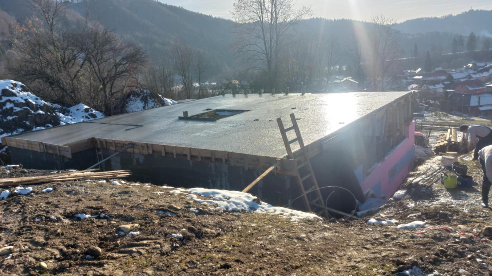 Zabetónovaná stropná doska pivnice v Medzibrodí počas výstavby na svahu