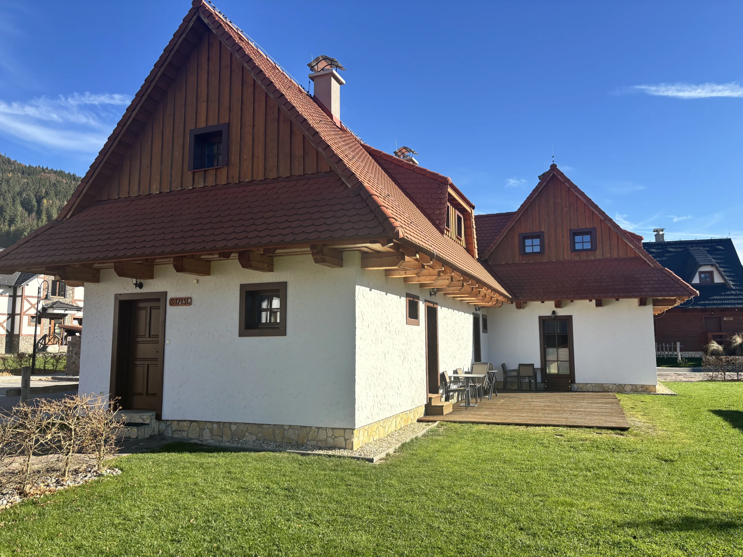 Rodinný dom s dreveným štítom a červenou strechou na Liptove