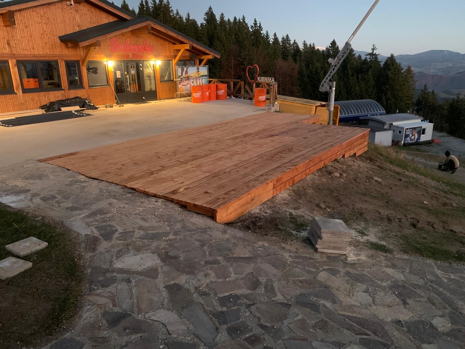 Nová drevená terasa pred reštauráciou Srdcovka Kubínska počas výstavby