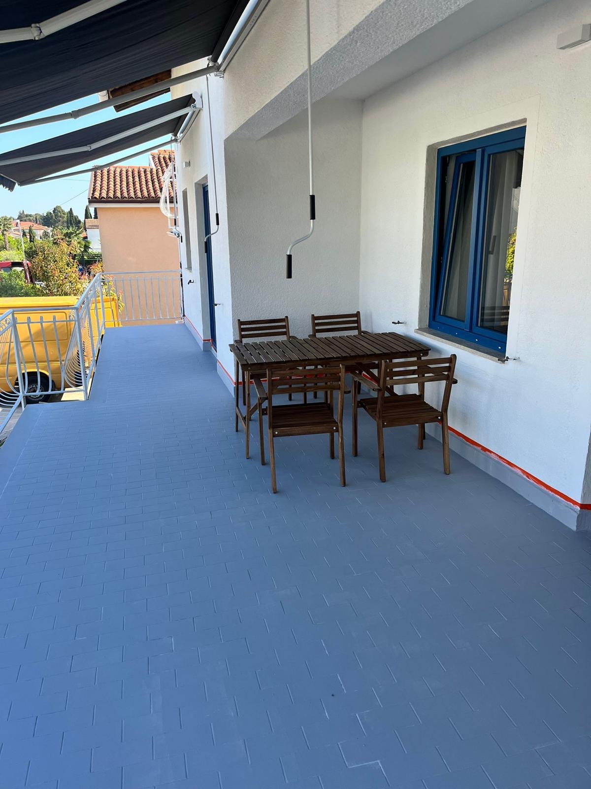 Terasa apartmánu s novou podlahou a dreveným sedením