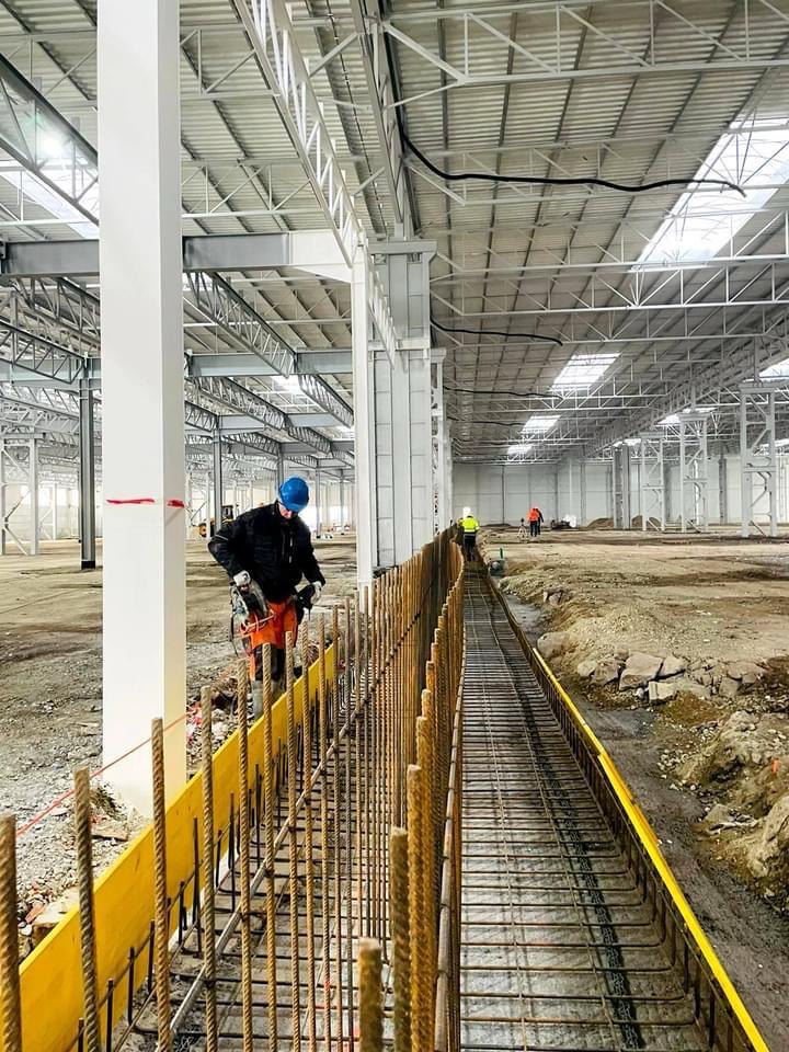 Pracovník pri armovaní základovej konštrukcie v hale Martin