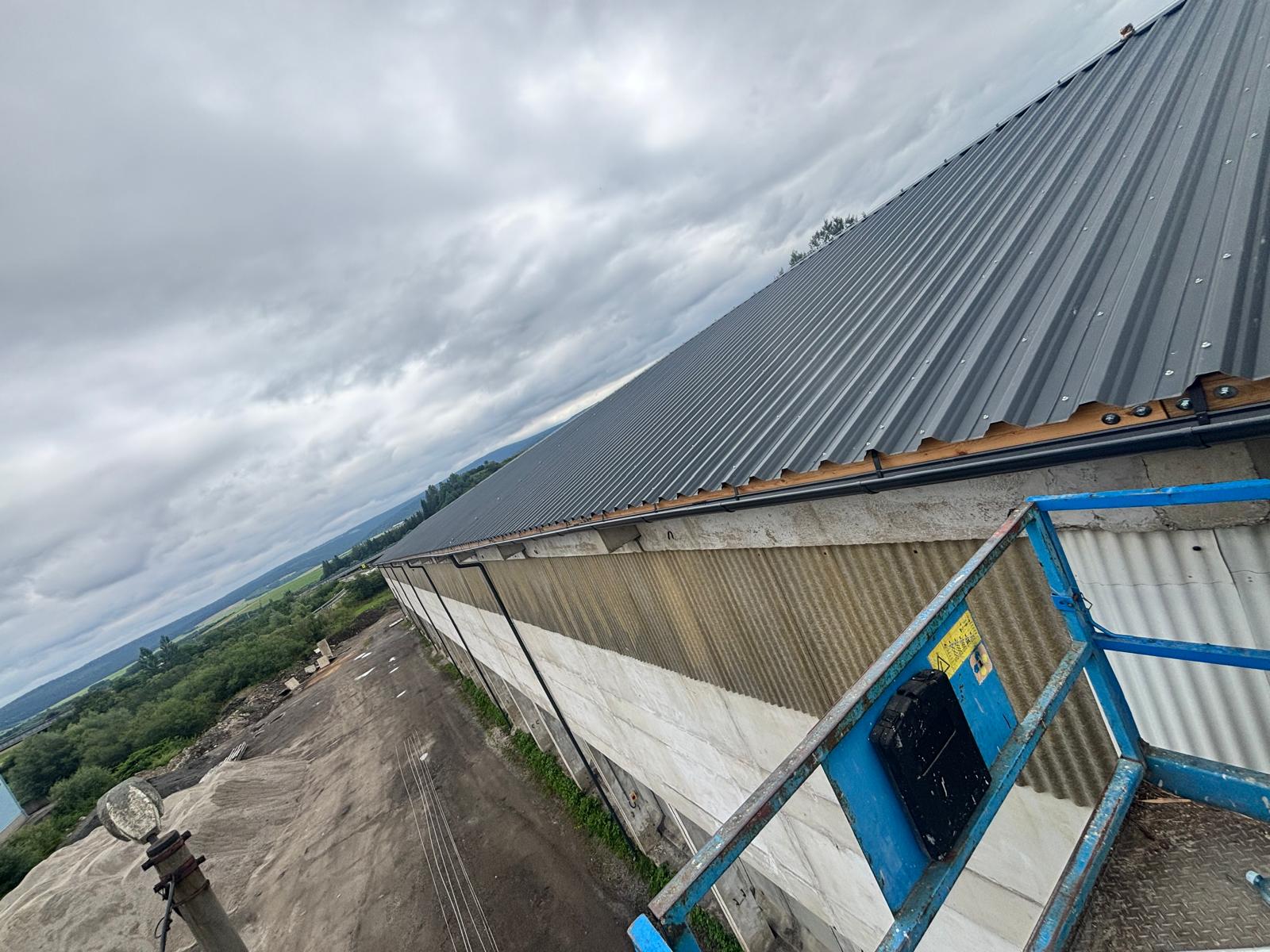 Detail novej plechovej strešnej krytiny na priemyselnej hale v Trstene