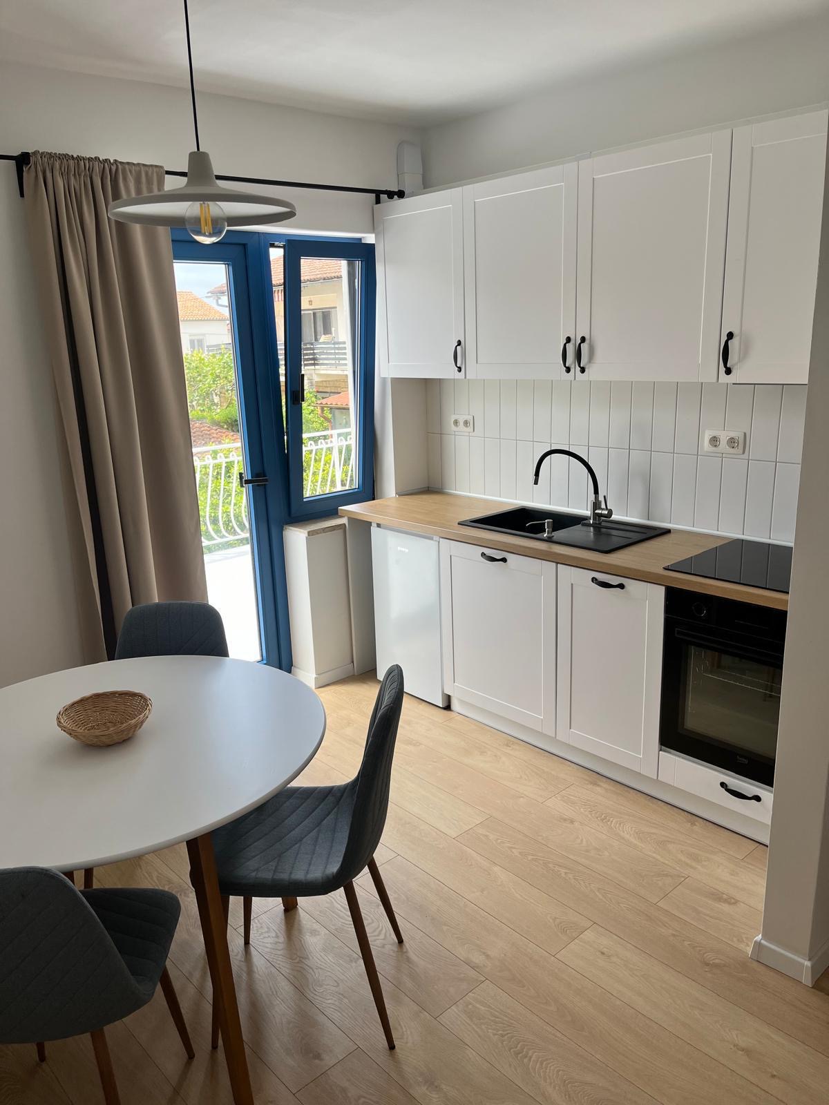 Kuchynská linka s jedálenským kútom po rekonštrukcii apartmánu