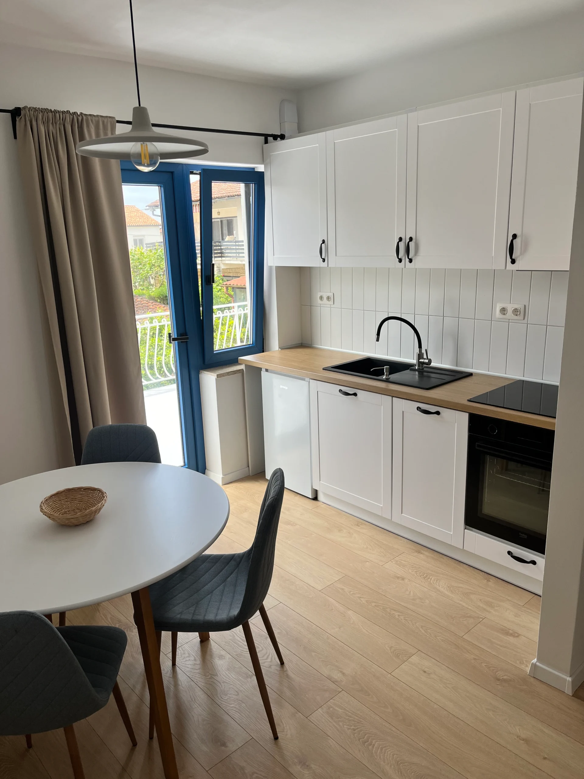 Kuchyňa s jedálenským kútom v zrekonštruovanom apartmáne