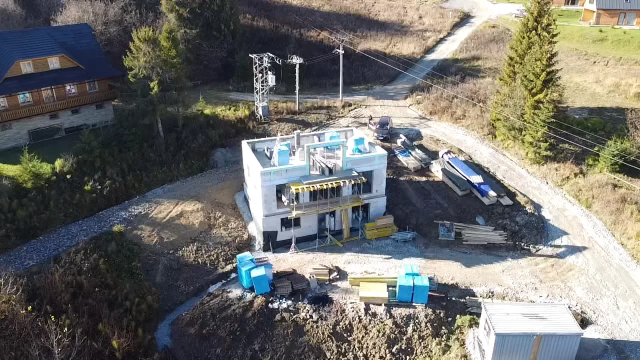 Letecký pohľad na hrubú stavbu rodinného domu v Benovej Lehote